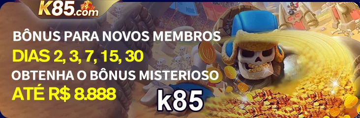 Jogador feliz em slot games de k85, explorando VIP services